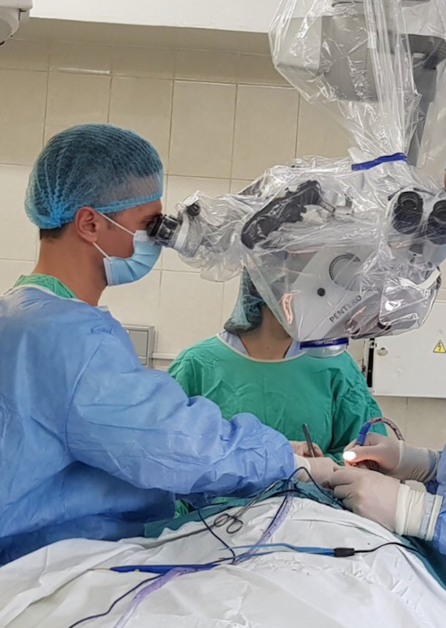 Tratament AVC în boala cerebrovasculară – microchirurgie la microscop operator