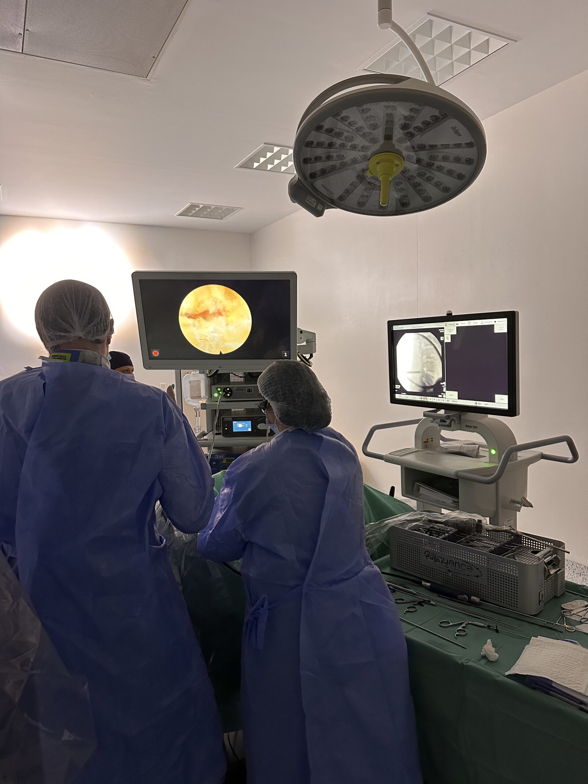 Intervenție neurochirurgicală spinală în sala de operație