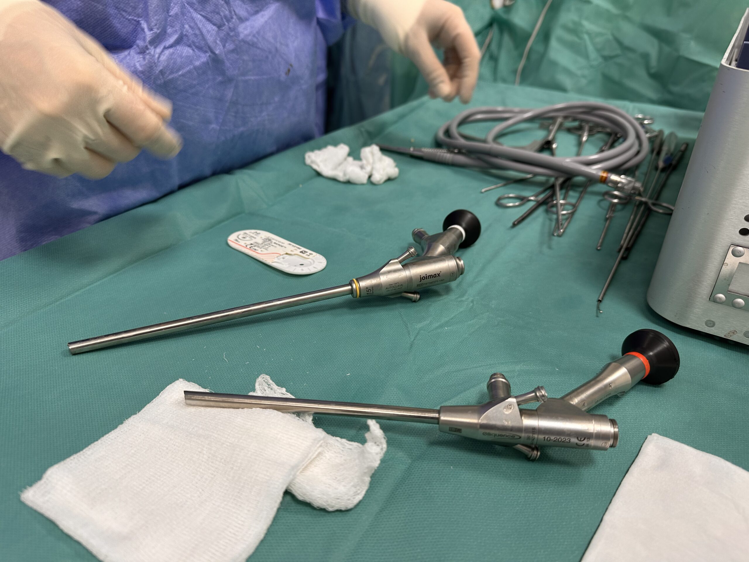 Endoscopul operator folosit în timpul unei discectomii endoscopice lombare