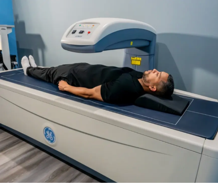 Imagine sugestivă pentru modificări ale coloanei și complicații asociate osteoporozei
